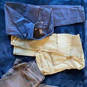 Three pairs size medium or 6, 8, 8 skinny pants.
